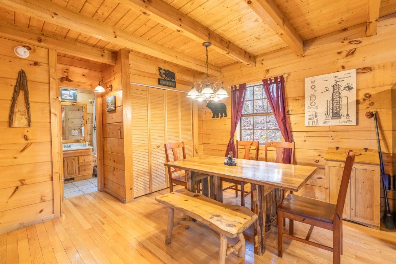 Moonshine Ridge Cabin With Hot Tub And Fire Pit 비둘기 포지 외부 사진