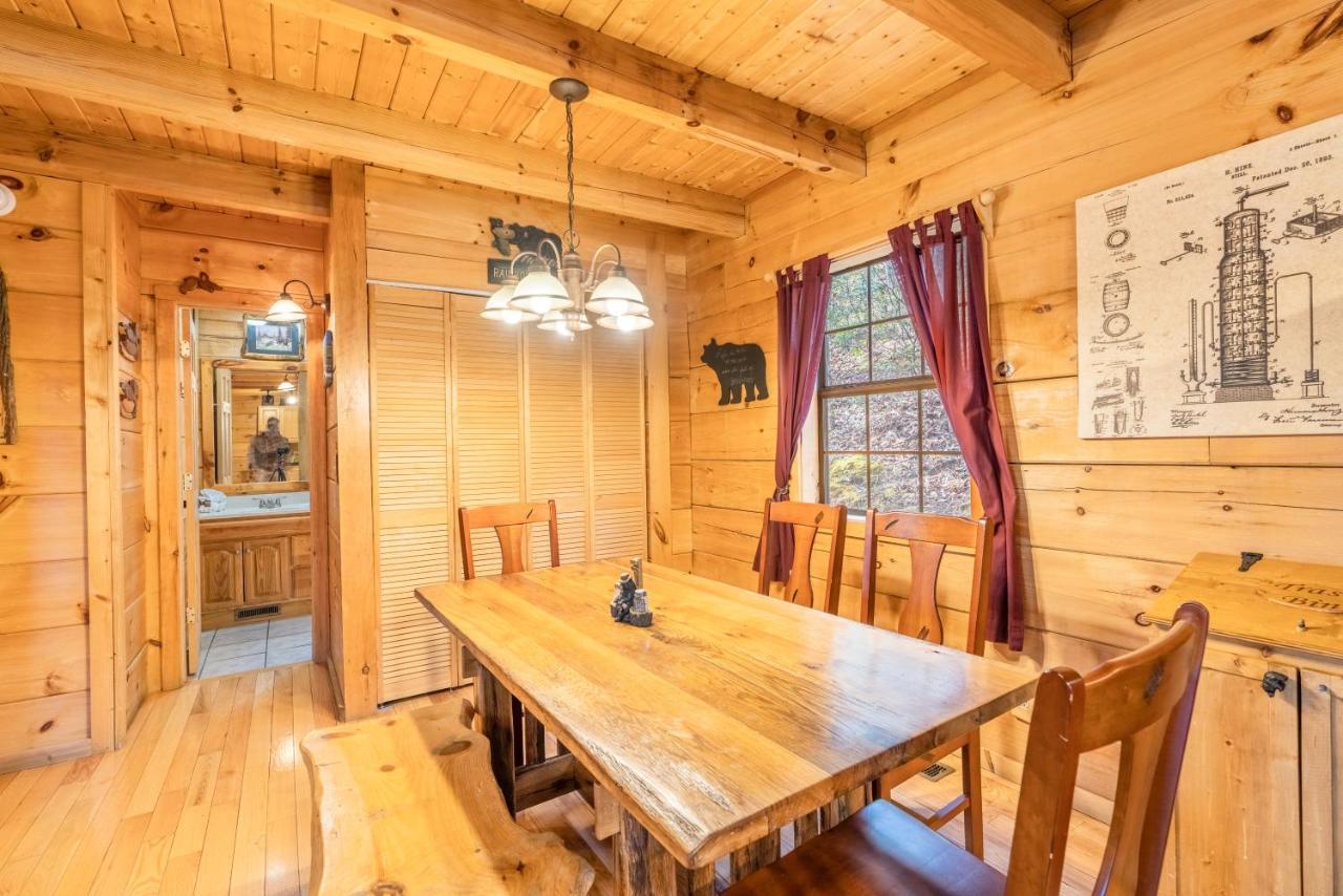 Moonshine Ridge Cabin With Hot Tub And Fire Pit 비둘기 포지 외부 사진