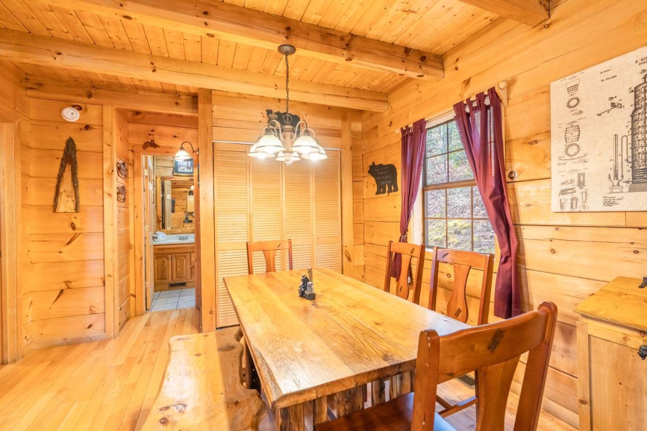 Moonshine Ridge Cabin With Hot Tub And Fire Pit 비둘기 포지 외부 사진