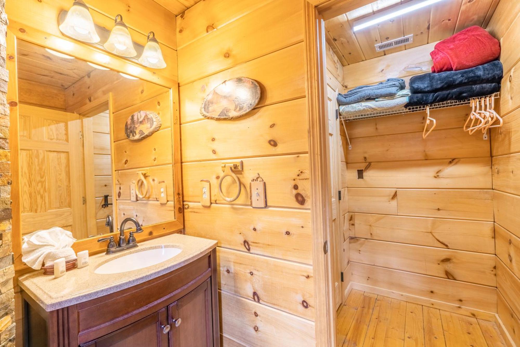 Moonshine Ridge Cabin With Hot Tub And Fire Pit 비둘기 포지 외부 사진